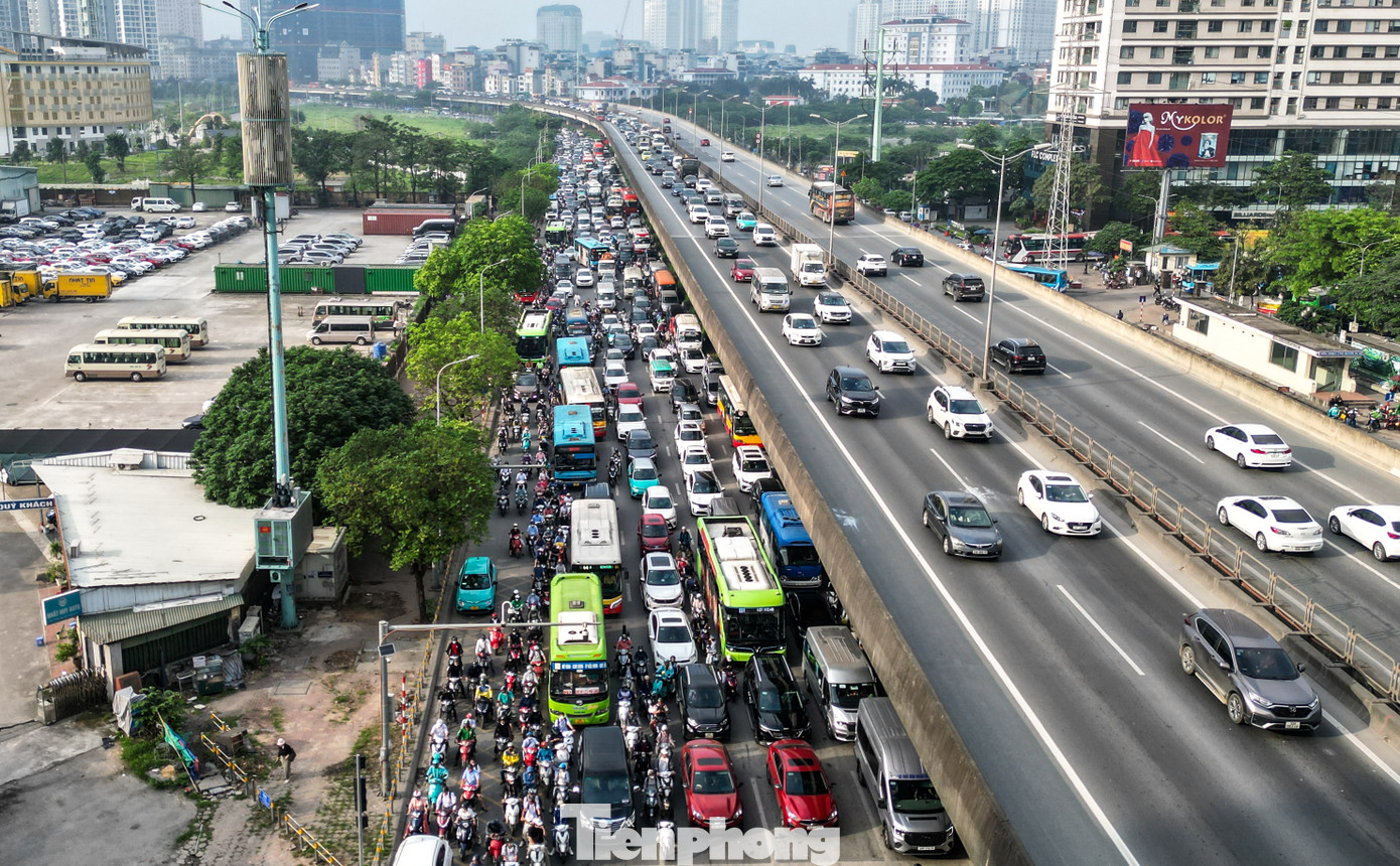 Phương tiện đông đúc đổ về trung tâm thành phố. Hình ảnh ghi nhận trên đường Phạm Hùng (quận Nam Từ Liêm).