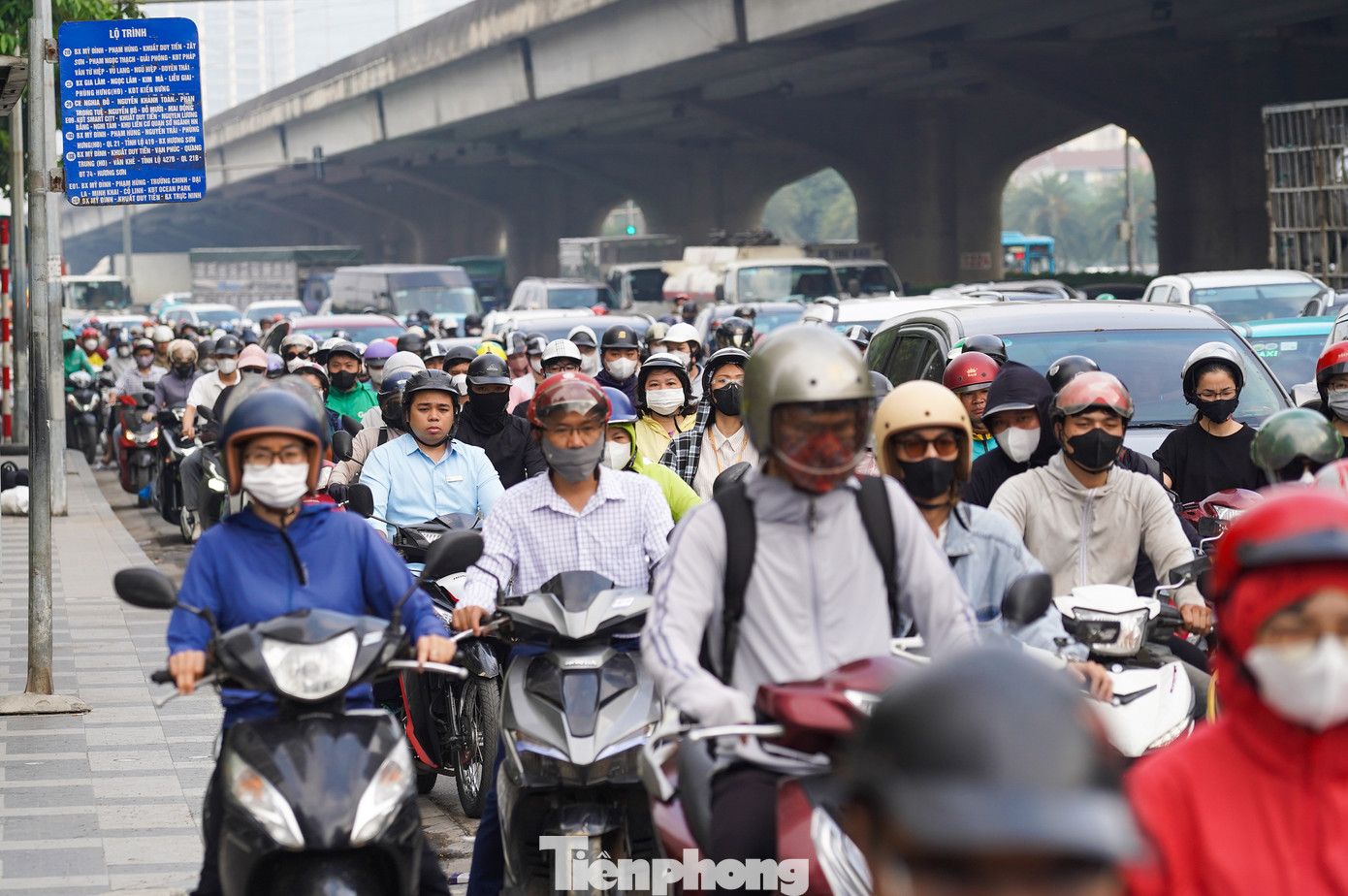 Sáng 5/5, người dân Hà Nội trở lại làm việc sau kỳ nghỉ lễ kéo dài 5 ngày. Từ sớm, nhiều tuyến phố đã xảy ra ùn tắc, giao thông đông đúc ngay đầu giờ.