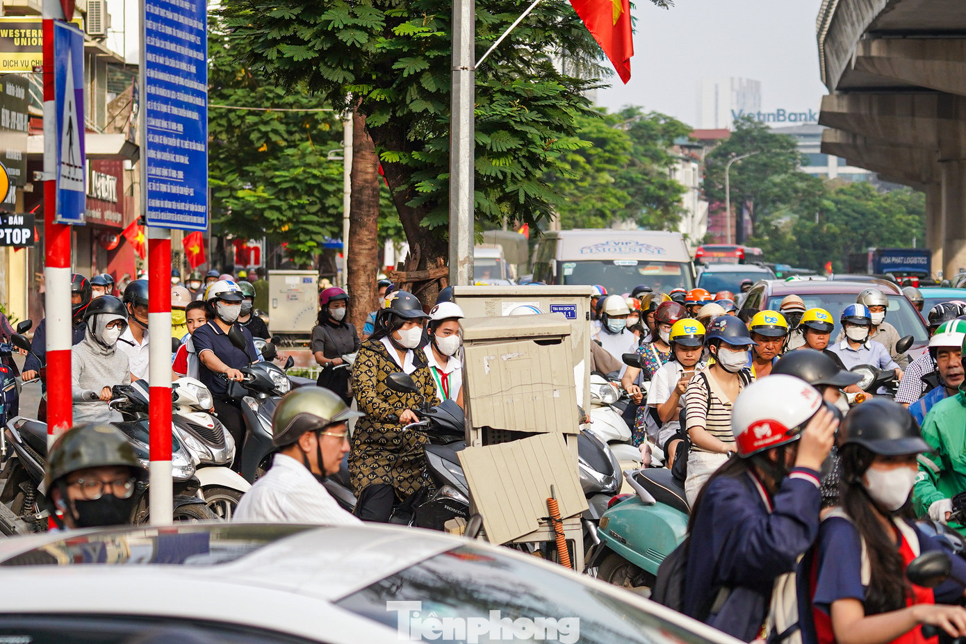 Ô tô, xe máy và xe buýt lộn xộn, chôn chân trên đường.