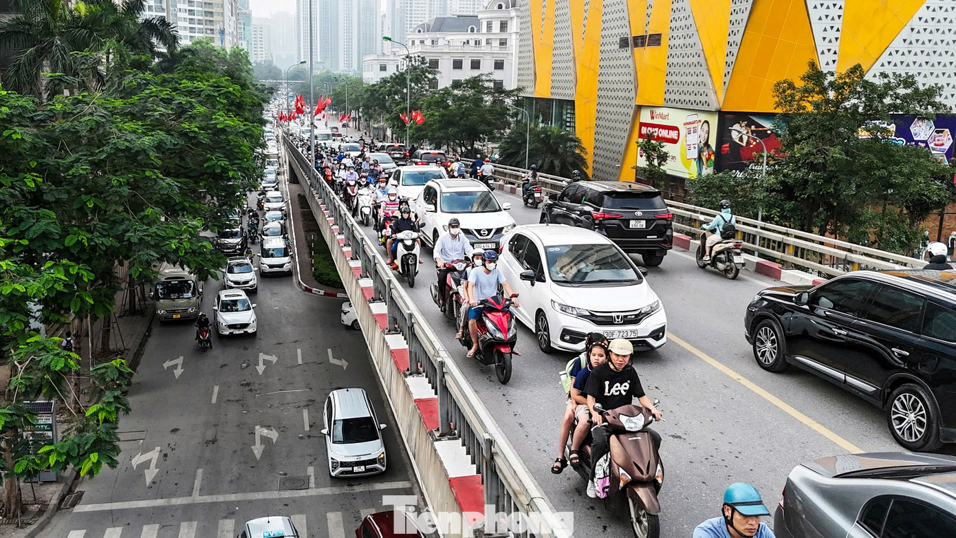 Hình ảnh đường Trần Duy Hưng và Nguyễn Chí Thanh thời điểm 7h40 sáng.