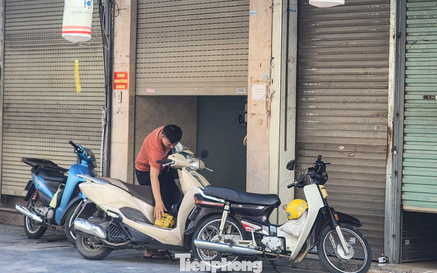 Shipper nhận hàng qua khe cửa nhỏ, mọi giao dịch diễn ra nhanh chóng. Shipper nhận hàng qua khe cửa nhỏ, mọi giao dịch diễn ra nhanh chóng.