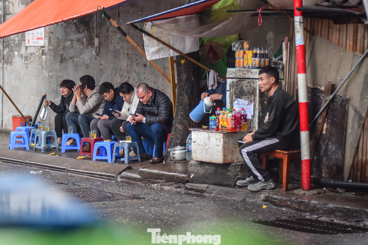 Nhâm nhi ly trà đá trong tiết trời lạnh là thú vui của nhiều người.