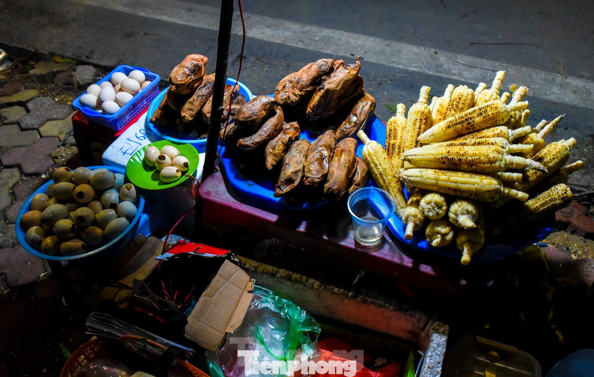 Những bắp ngô non, những củ khoai căng tròn sau khi được nướng trên than hồng tỏa mùi thơm khó cưỡng.