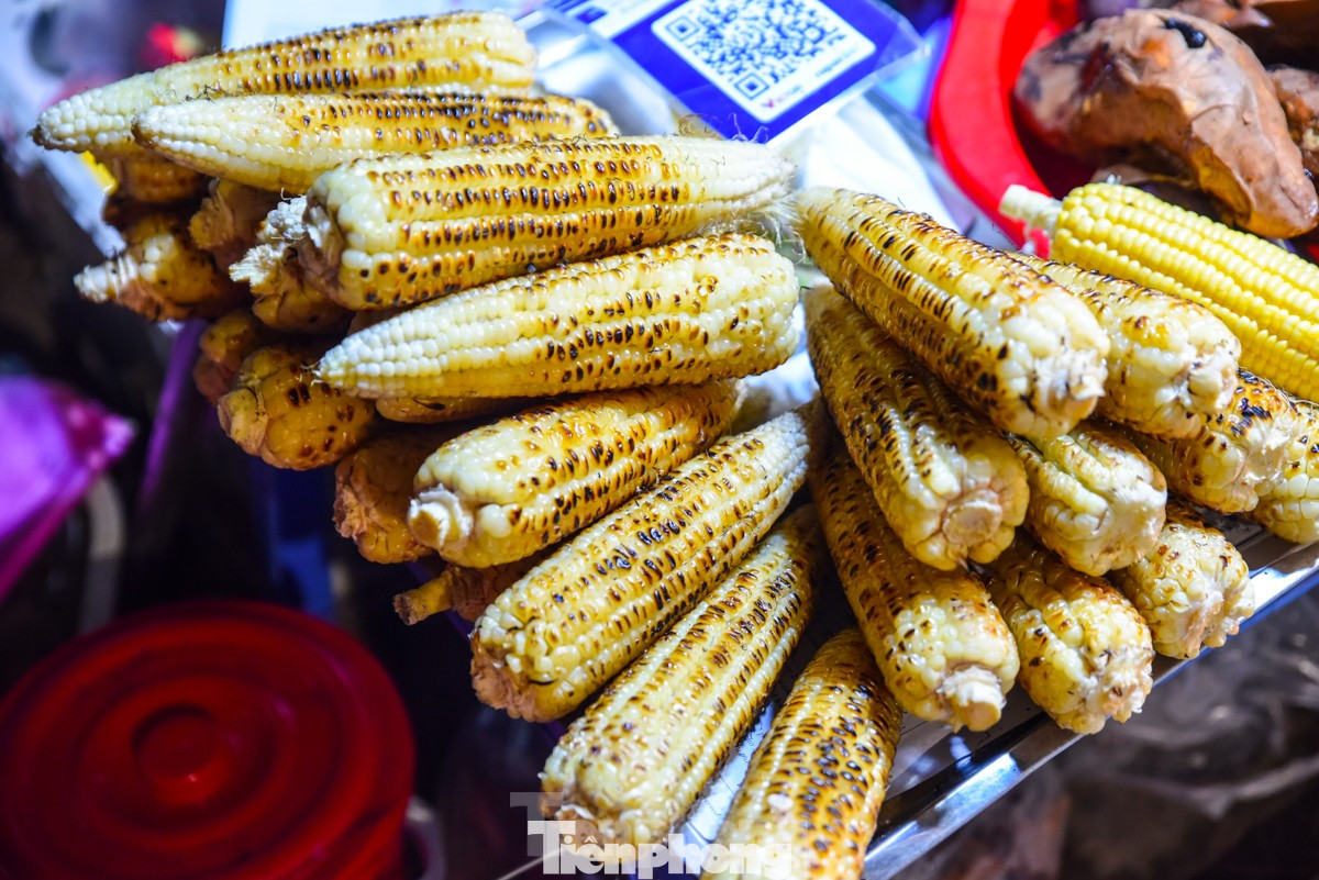 Những bắp ngô non, những củ khoai căng tròn sau khi được nướng trên than hồng tỏa mùi thơm khó cưỡng.