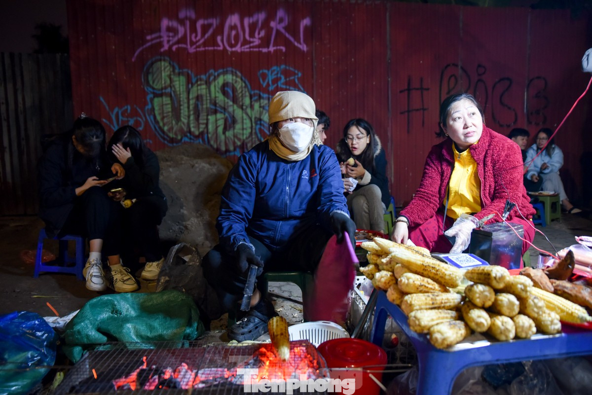 Trong đêm đông giá rét, những hàng bán ngô, khoai nướng bên đường luôn kín khách.