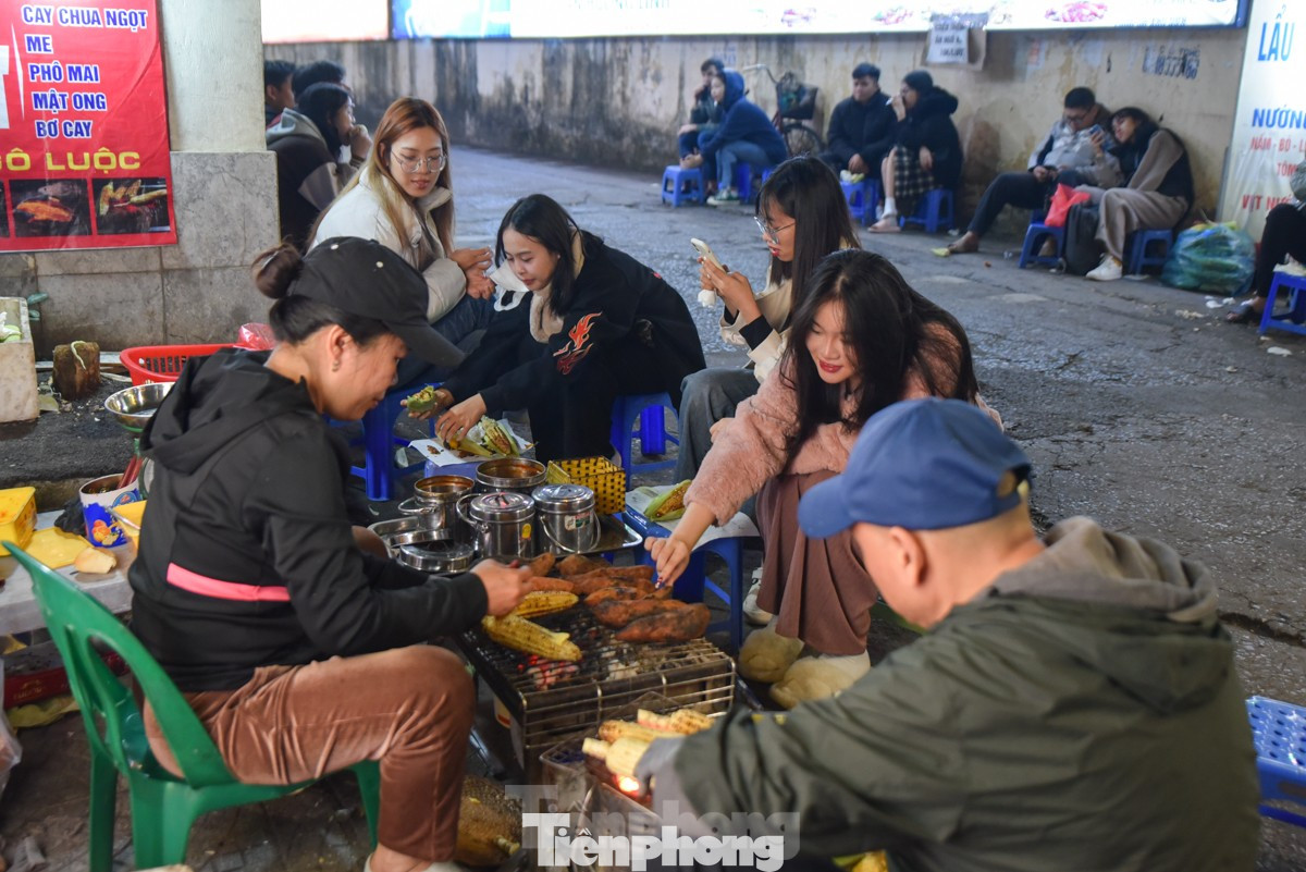 Dù là mùa nào, ẩm thực Hà Nội luôn hấp dẫn với nhiều món ăn đặc trưng. Trong những ngày lạnh giá, thật tuyệt vời khi được ghé vào quán ven đường để thưởng thức những món ăn ấm nóng, thơm phức như bánh đúc nóng, bánh trôi tàu, hạt dẻ, ngô nướng...