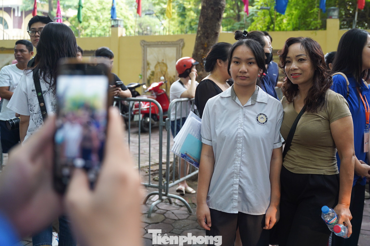 "Rất là muốn lưu lại khoảnh khắc này, con gái tôi ước mơ lớn nhất là vào trường Phan Đình Phùng, tôi rất tin tưởng con và biết con gái sẽ vượt qua những thử thách để đạt được ước mơ của mình. Đưa con đi thi thật sự rất hồi hộp khiến tôi nhớ lại thời đi học khi còn bé", chị Bùi Thị Nhật Tân (quận Tây Hồ chia sẻ).