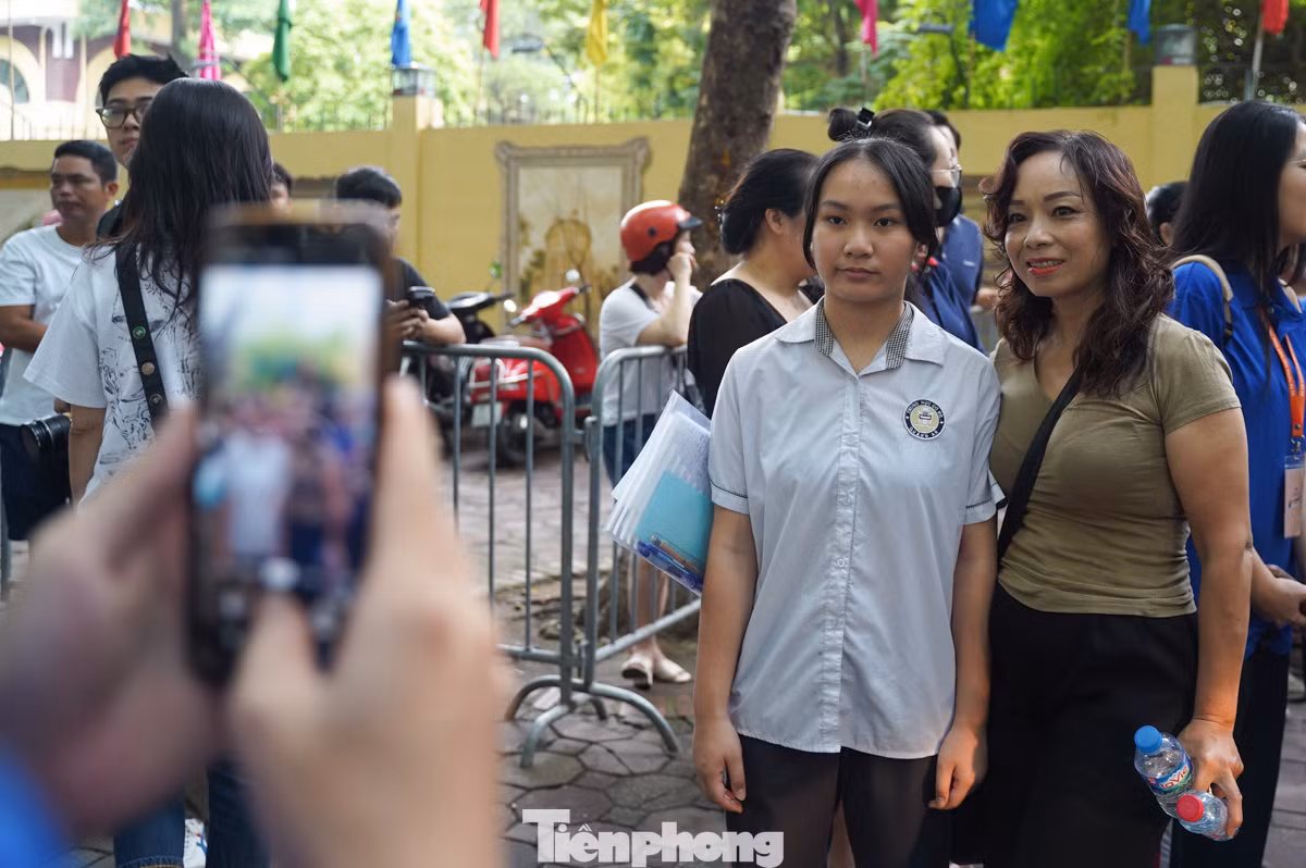 "Rất là muốn lưu lại khoảnh khắc này, con gái tôi ước mơ lớn nhất là vào trường Phan Đình Phùng, tôi rất tin tưởng con và biết con gái sẽ vượt qua những thử thách để đạt được ước mơ của mình. Đưa con đi thi thật sự rất hồi hộp khiến tôi nhớ lại thời đi học khi còn bé", chị Bùi Thị Nhật Tân (quận Tây Hồ chia sẻ).