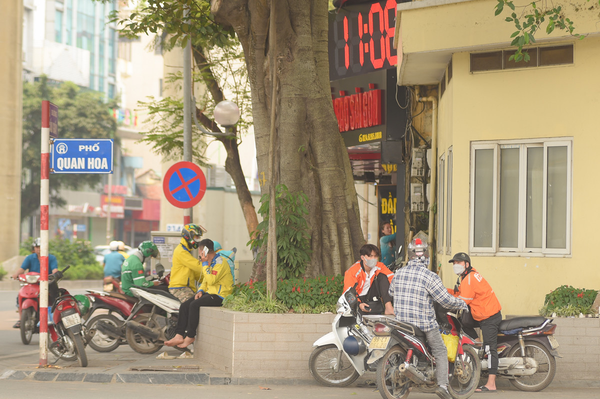 Nhiều lái xe ôm tận dụng chỗ có bóng mát làm nơi nghỉ trưa.