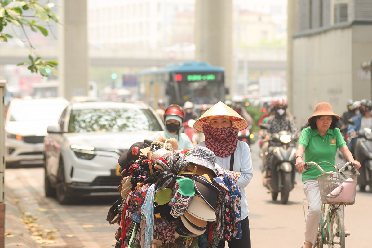Người lao động vất vả mưu sinh dưới trời nắng nóng gay gắt.