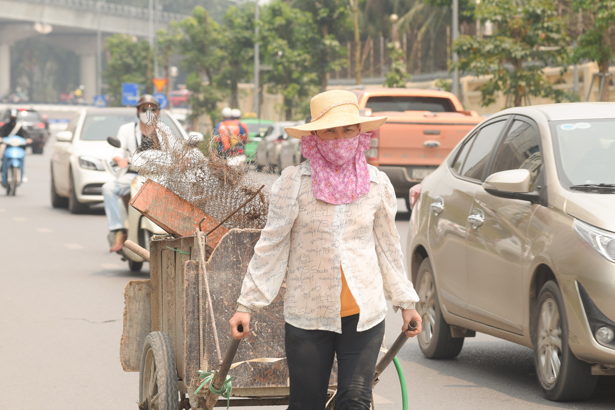 Người lao động vất vả mưu sinh dưới trời nắng nóng gay gắt.