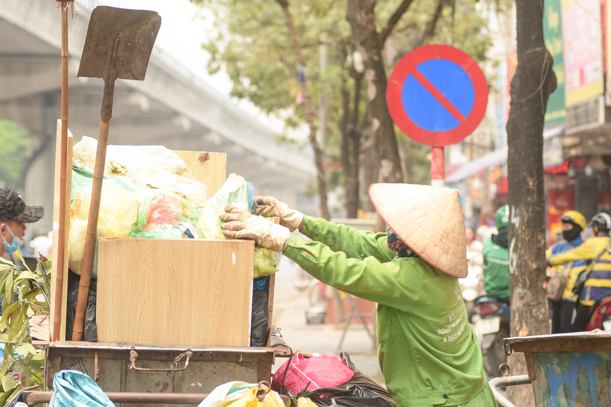 Người lao động vất vả mưu sinh dưới trời nắng nóng gay gắt.