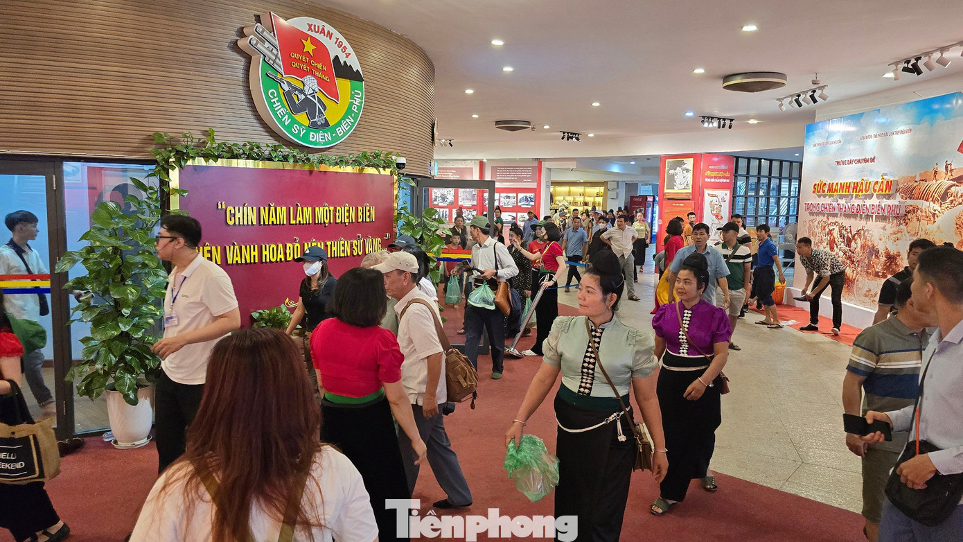 Người dân tham quan, tìm hiểu về hiện vật, lịch sử vẻ vang của chiến dịch Điện Biên Phủ. Người dân tham quan, tìm hiểu về hiện vật, lịch sử vẻ vang của chiến dịch Điện Biên Phủ.