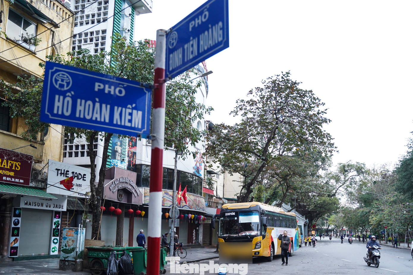 Theo ghi nhận của PV báo Tiền Phong, trong hai khung giờ cấm sáng và chiều 6/3, vẫn còn tình trạng ô tô cỡ lớn (trên 16 chỗ) lưu thông và dừng đỗ tại khu vực phố cổ và quanh Hồ Gươm.