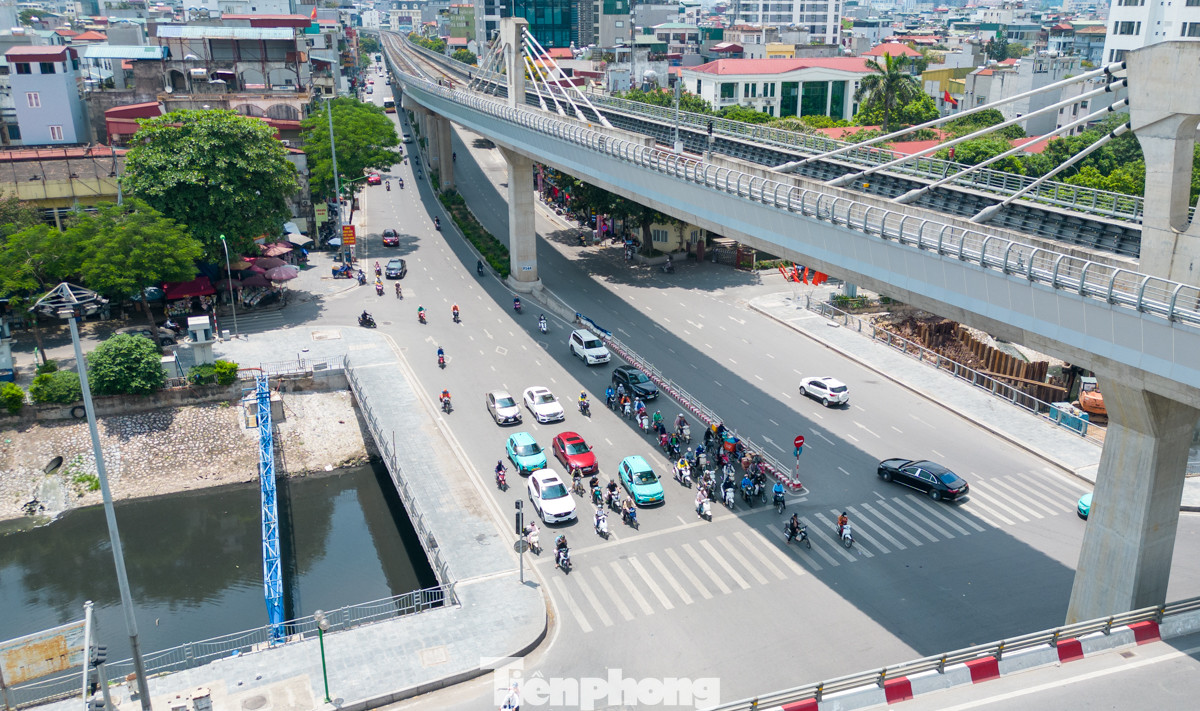 Nhiệt độ cao kết hợp với mặt đường bê tông, đường nhựa khiến không khí càng trở nên oi bức, khó chịu. Tại ngã tư đèn đỏ, không ít chủ phương tiện phải đứng ở các hầm cầu để giảm bớt nắng nóng.