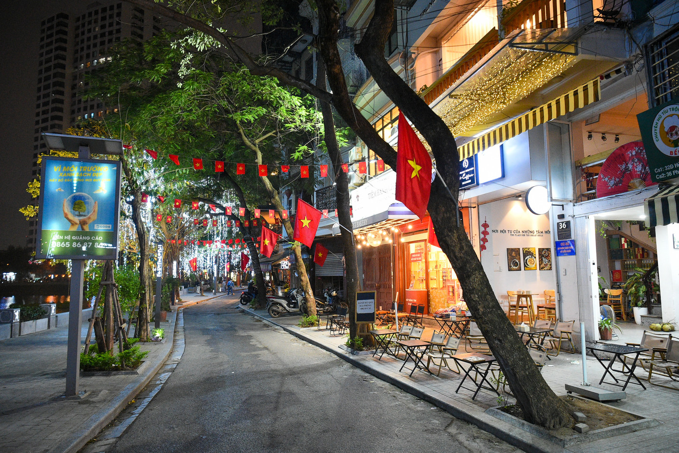 Hàng loạt quán cà phê bày biện bàn ghế, nhưng cũng chỉ lác đác vài người ngồi. "Tuyến phố không có hoạt động vui chơi giải trí nào nên không thu hút. Cuối tuần còn vắng hơn ngày thường do mọi người ngại gửi xe", chủ một tiệm cà phê chia sẻ. Hàng loạt quán cà phê bày biện bàn ghế, nhưng cũng chỉ lác đác vài người ngồi. "Tuyến phố không có hoạt động vui chơi giải trí nào nên không thu hút. Cuối tuần còn vắng hơn ngày thường do mọi người ngại gửi xe", chủ một tiệm cà phê chia sẻ.