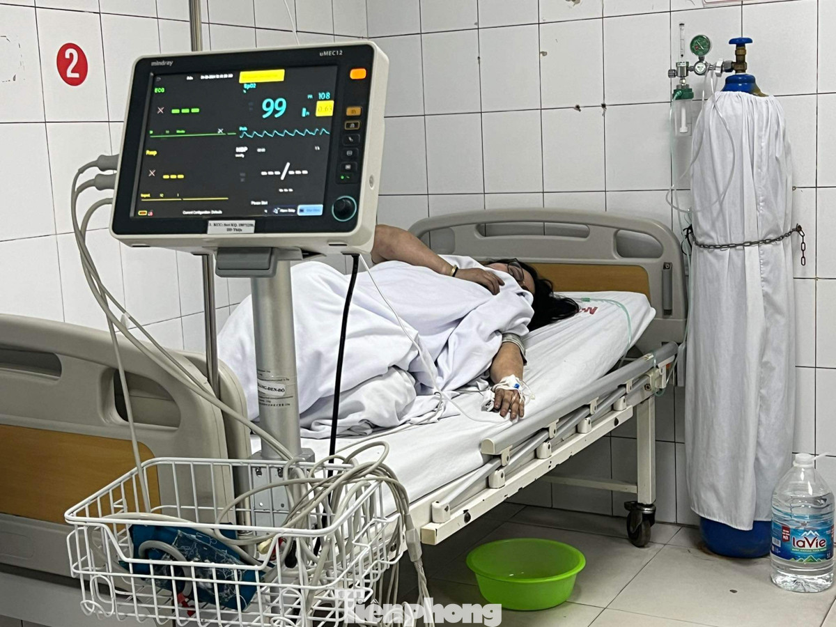 Theo bệnh viện xác nhận, hiện 4 người nằm tại khoa cấp cứu, 2 người nằm tại hồi sức tích cực. Các bệnh nhân đang được thở oxy và chăm sóc đặc biệt, trong đấy có một cụ già tiên lượng nặng.