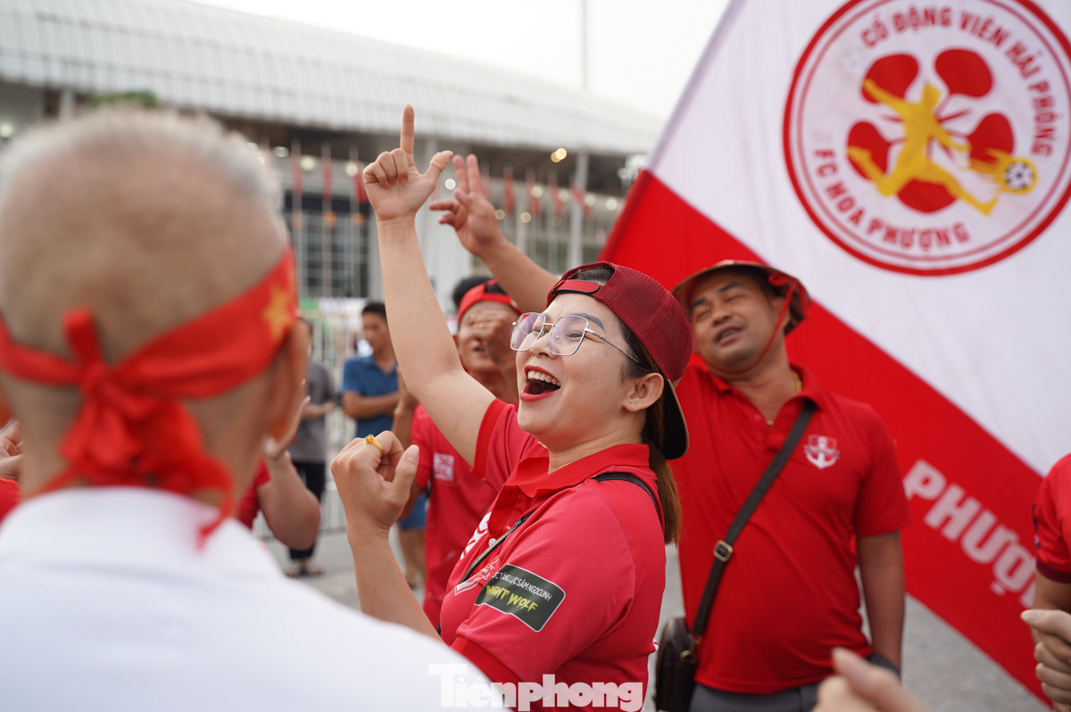 Không chỉ có các cổ động viên Hà Nội, nhiều cổ động viên từ nhiều tỉnh, thành khác cũng đã có mặt tại Mỹ Đình từ rất sớm để &quot;tiếp lửa&quot; cho đội tuyển Việt Nam. Họ tạo ra một không khí vô cùng náo nhiệt.