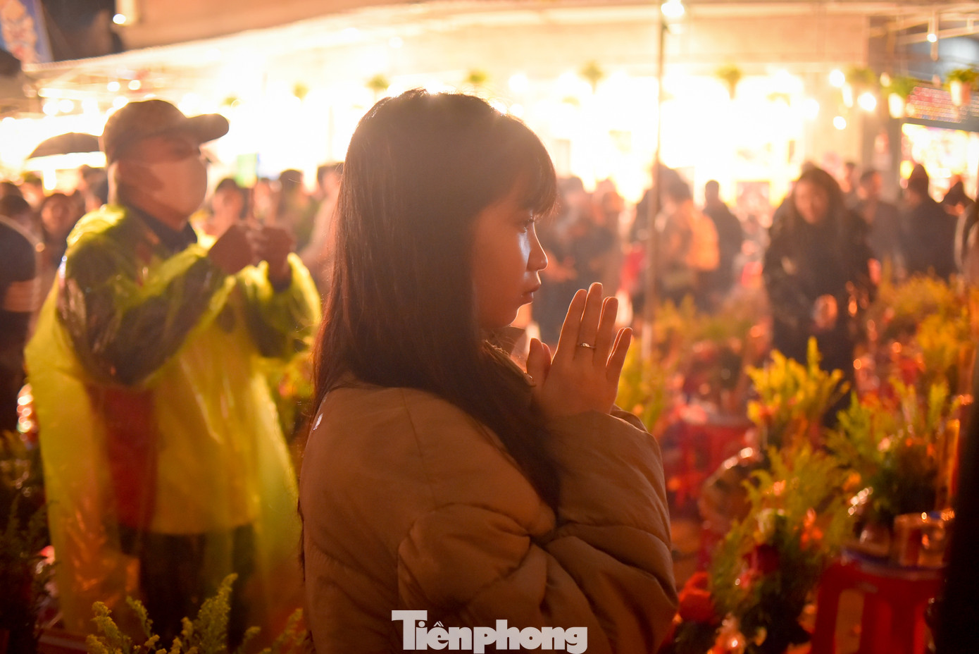 Không được vào bên trong, mọi người khấn vái từ phía ngoài Phủ.