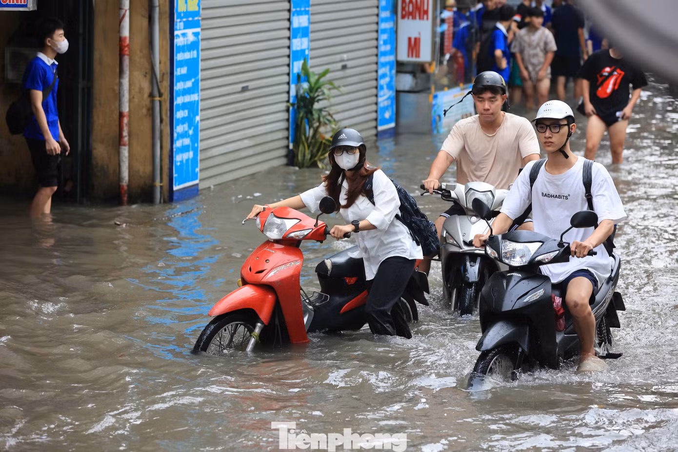 Hơn 8h, đường Triều Khúc ngập sâu, nhiều xe chết máy.