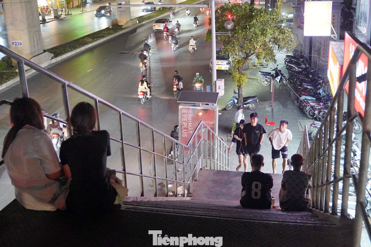 Các bạn trẻ ngồi kín cả hai bên cầu thang lên, xuống.