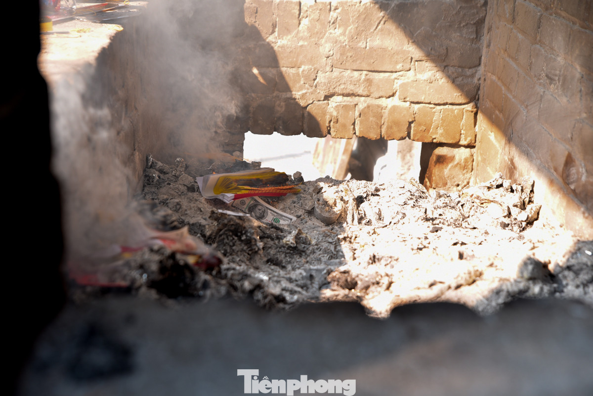 Khu vực đốt giấy tiền, vàng mã luôn đỏ lửa.