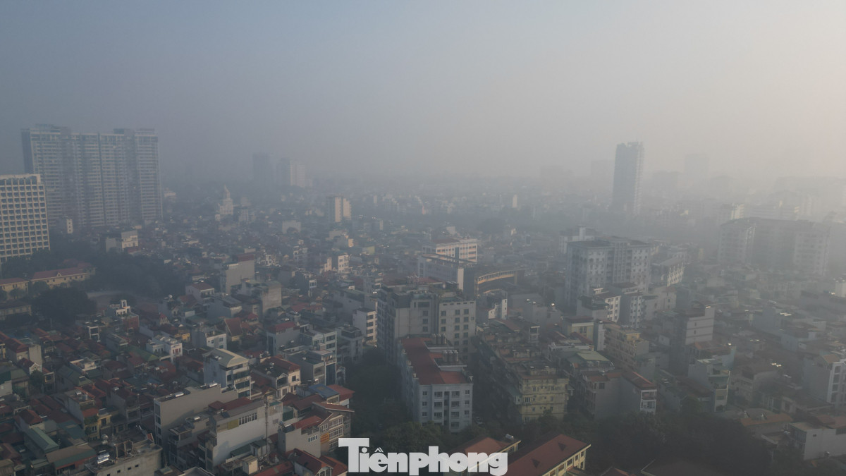 Bầu trời mù mịt khiến người dân chỉ có thể quan sát những tòa nhà khi ở khoảng cách gần.