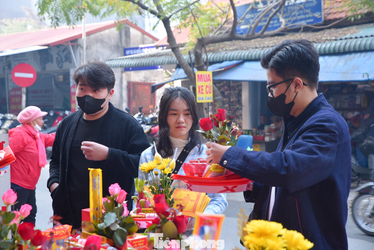 Nhiều nam thanh nữ tú chọn đến chùa Hà để gửi gắm những tâm tư cùng hy vọng “khi đi lẻ bóng, khi về có đôi”.