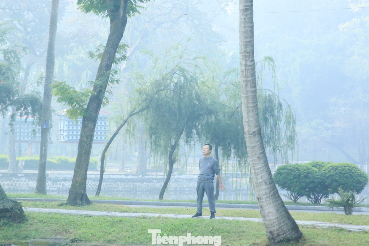 Những người dân tập thể dục từ sáng sớm cảm nhận rõ nhất sự dày đặc của sương mù.
