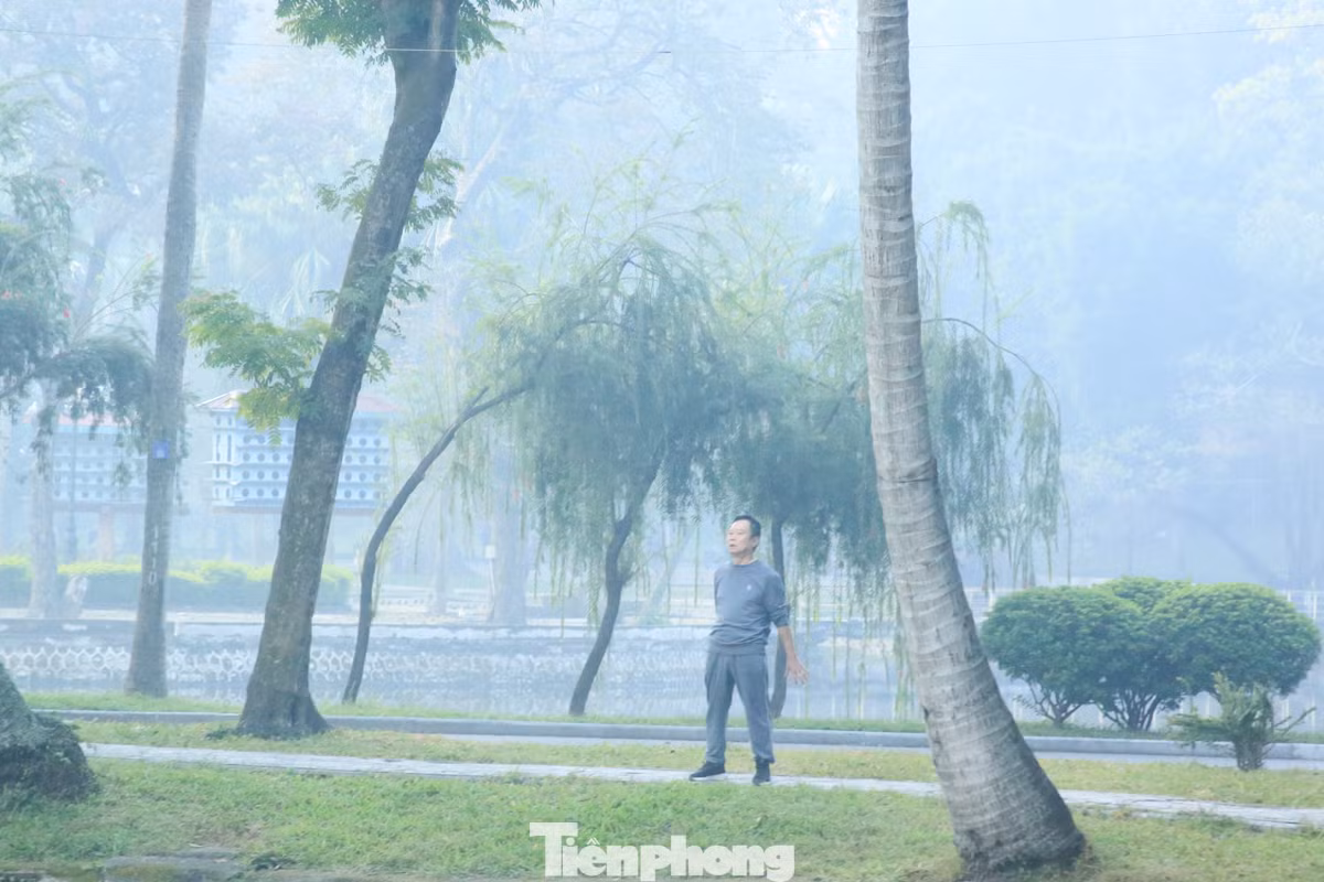 Những người dân tập thể dục từ sáng sớm cảm nhận rõ nhất sự dày đặc của sương mù.