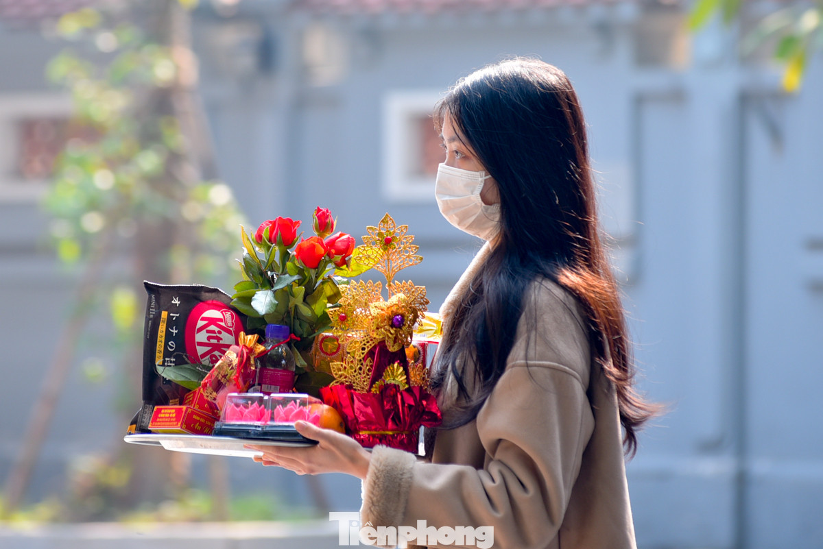 Các bạn trẻ mang lễ vật vào chùa để cầu duyên. Ai cũng thành tâm khấn vái với mong muốn tìm được nửa kia của đời mình.