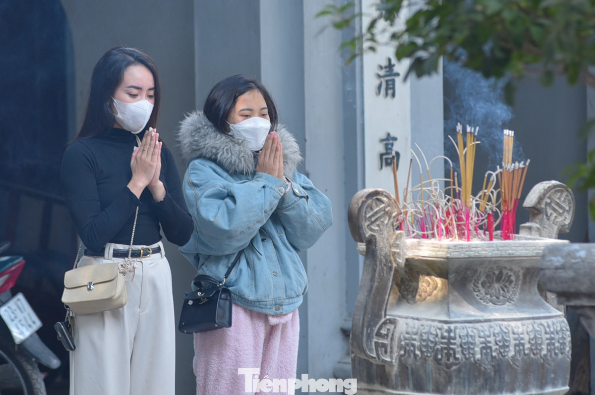 Chị Lê Thị Tuyền (áo đen) chia sẻ: "Tranh thủ cuối năm, mình đến chùa Hà cầu nhân duyên, tình yêu và may mắn. Sắp qua năm mới nên mình cũng muốn năm sau có chút thay đổi, có thêm anh người yêu".