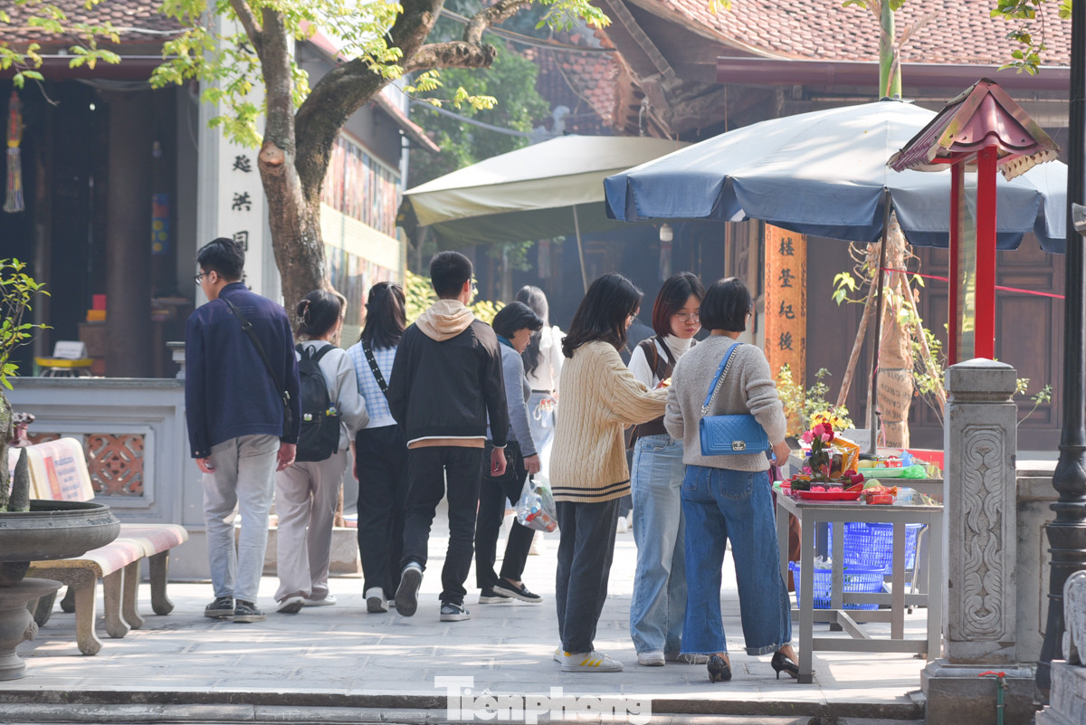 Ghi nhận sáng 28/12, mặc dù không phải ngày nghỉ, nhưng nhiều bạn trẻ tranh thủ sắm lễ lên chùa Hà trong những ngày cuối năm, cầu ước sớm may mắn gặp được tình duyên như ý.