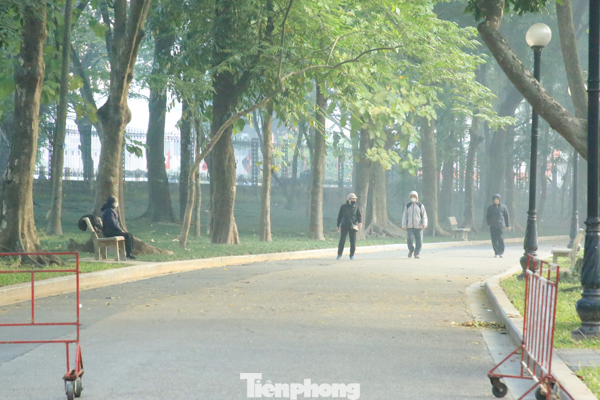 Những người dân tập thể dục từ sáng sớm cảm nhận rõ nhất sự dày đặc của sương mù.