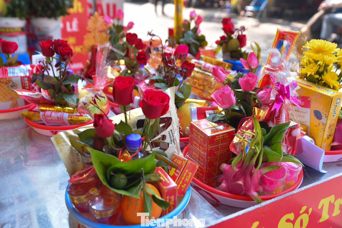 Khi tới chùa Hà, người dân thông thường sẽ chuẩn bị lễ vật đơn giản, bao gồm: hương, tiền vàng, hoa quả, bánh kẹo... và không thể thiếu hoa hồng. Được biết, mỗi phần lễ sẽ có từng mức giá khác nhau, từ 50 đến 100 nghìn đồng.