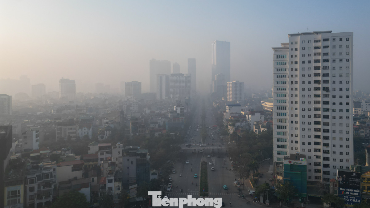 Sáng sớm 28/12, thủ đô Hà Nội bị lớp sương mù dày đặc bao phủ, tầm nhìn hạn chế, các tòa nhà, chung cư cao tầng đều bị che khuất bởi màu trắng đục.