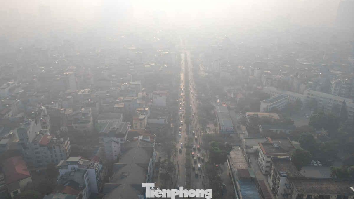 Khu vực đường Nguyễn Khánh Toàn vào lúc 8 giờ, nhiều toà nhà ẩn hiện trong sương.