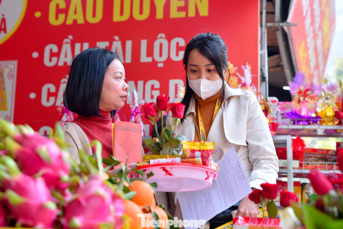 Khi tới chùa Hà, người dân thông thường sẽ chuẩn bị lễ vật đơn giản, bao gồm: hương, tiền vàng, hoa quả, bánh kẹo... và không thể thiếu hoa hồng. Được biết, mỗi phần lễ sẽ có từng mức giá khác nhau, từ 50 đến 100 nghìn đồng.