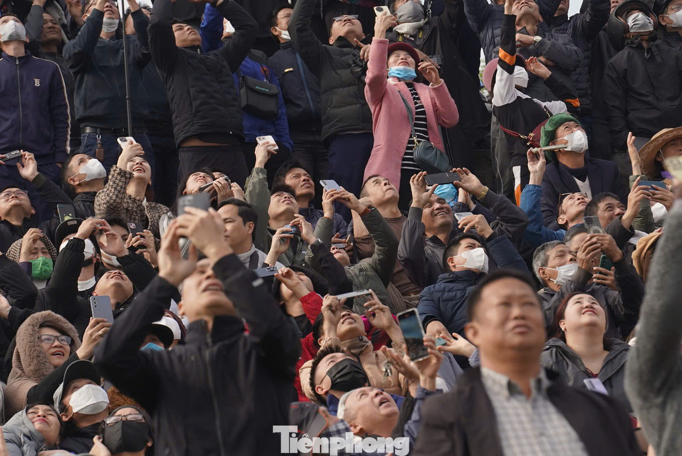 Trên tuyến đường đê Long Biên, đối diện đường băng sân bay Gia Lâm, hàng nghìn người dân dõi theo màn trình diễn của các biên đội bay. Theo kế hoạch của ban tổ chức, người dân có thể tham quan triển lãm từ 9h ngày 21/12.