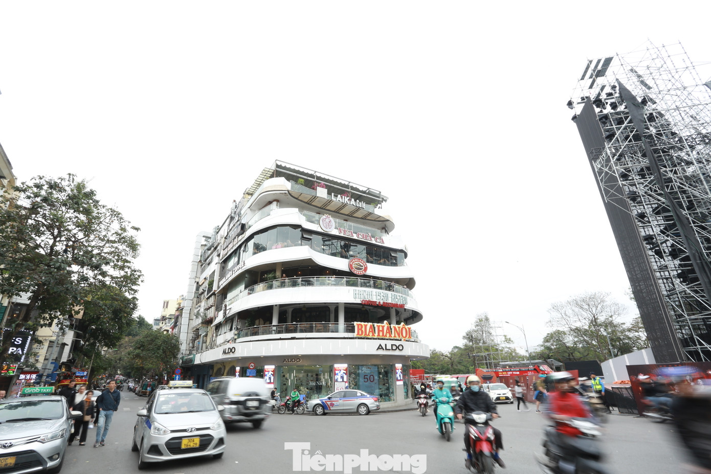 Văn phòng UBND thành phố Hà Nội vừa có Thông báo kết luận của Phó Chủ tịch UBND thành phố Hà Nội Dương Đức Tuấn về việc quy hoạch, tổ chức không gian kiến trúc cảnh quan khu vực quảng trường Đông Kinh Nghĩa Thục. Cụ thể, thành phố nhất trí với đề xuất phá bỏ tòa nhà "Hàm cá mập", xây dựng không gian ngầm tại khu vực quảng trường hiện có và không gian mở rộng (sau khi phá bỏ tòa nhà "Hàm cá mập").