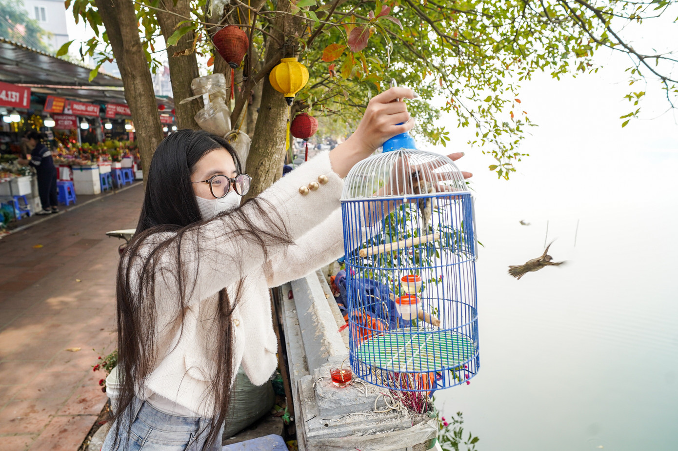 Bạn Dương Hồng Phúc (Cầu Giấy, Hà Nội) cho biết: “Phóng sinh là cứu vớt chúng sinh khỏi giam cầm, với ý nghĩa này, cứ vào rằm tháng Giêng, tôi đều mua chim để thả phóng sinh".