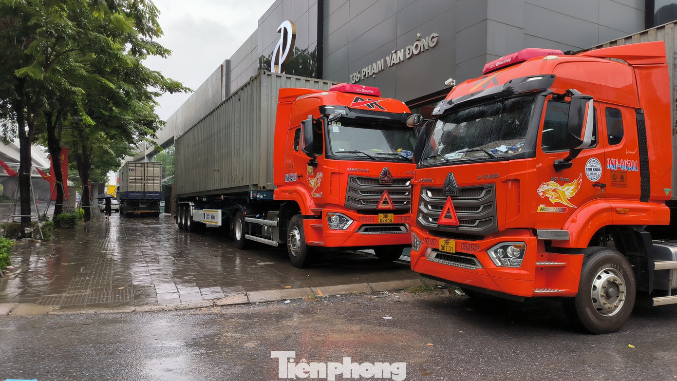 Để phòng chống bão Yagi, người Hà Nội áp dụng nhiều biện pháp. Đáng chú ý, một số cửa hàng dùng xe container chặn trước cửa, phòng gió 'giật' vỡ kính. Anh Vũ Thanh Tùng đã chi 30 triệu đồng thuê hai xe container hạng nặng để bảo vệ showroom xe hơi hạng sang của mình khỏi cơn bão Yagi. "Không chỉ vậy, chúng tôi còn gia cố kính, cửa ra vào, cửa cuốn, mái nhà", anh Tùng nói thêm.