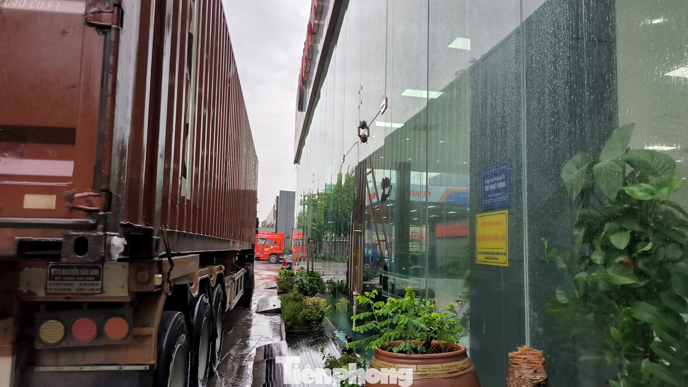 Chủ cửa hàng cho biết, những biện pháp trên hy vọng giữ chắc cửa kính trong đợt bão này.