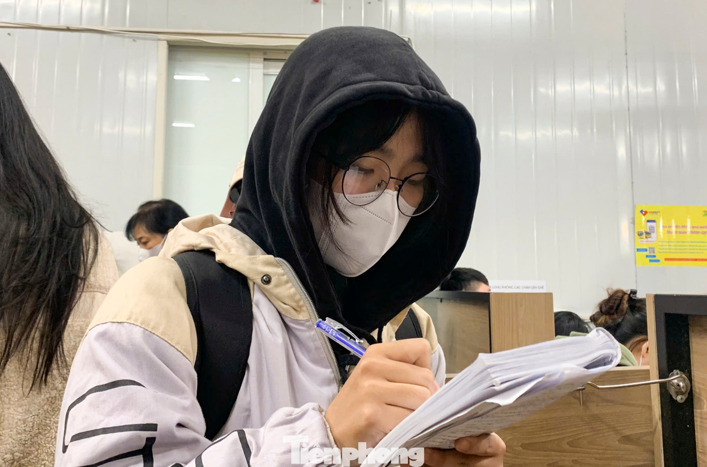 Chị Thủy Dương (SN 2002, Hà Tĩnh) cho biết, dù có lịch học nhưng biết thông tin nhà xe mở bán vé Tết Âm lịch 2025 vào ngày 18/12 nên chị đã quyết định xin nghỉ một buổi để đi mua vé. "Tôi đến đây từ hơn 5 giờ và đã đợi được 4 tiếng nhưng vẫn chưa tới lượt. Tôi muốn mua vé sớm để cận Tết không cần chen chúc khi về quê".