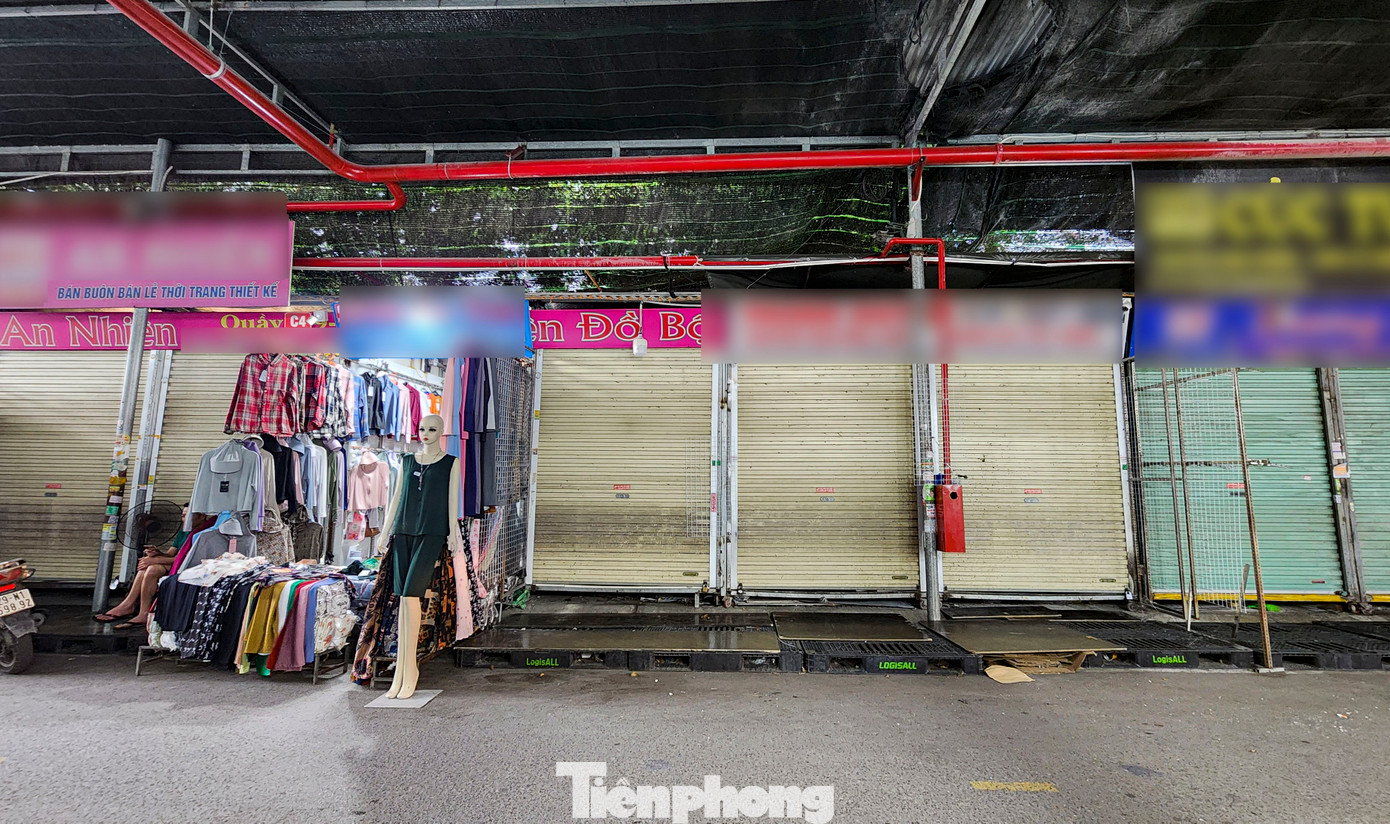 Những ngày qua, người dân không khỏi bất ngờ khi chợ Ninh Hiệp (Gia Lâm) vắng lặng lạ thường. Khoảng 10h ngày 20/5, nhiều ki-ốt trong chợ Ninh Hiệp vẫn đóng cửa kín mít. Những ngày qua, người dân không khỏi bất ngờ khi chợ Ninh Hiệp (Gia Lâm) vắng lặng lạ thường. Khoảng 10h ngày 20/5, nhiều ki-ốt trong chợ Ninh Hiệp vẫn đóng cửa kín mít.