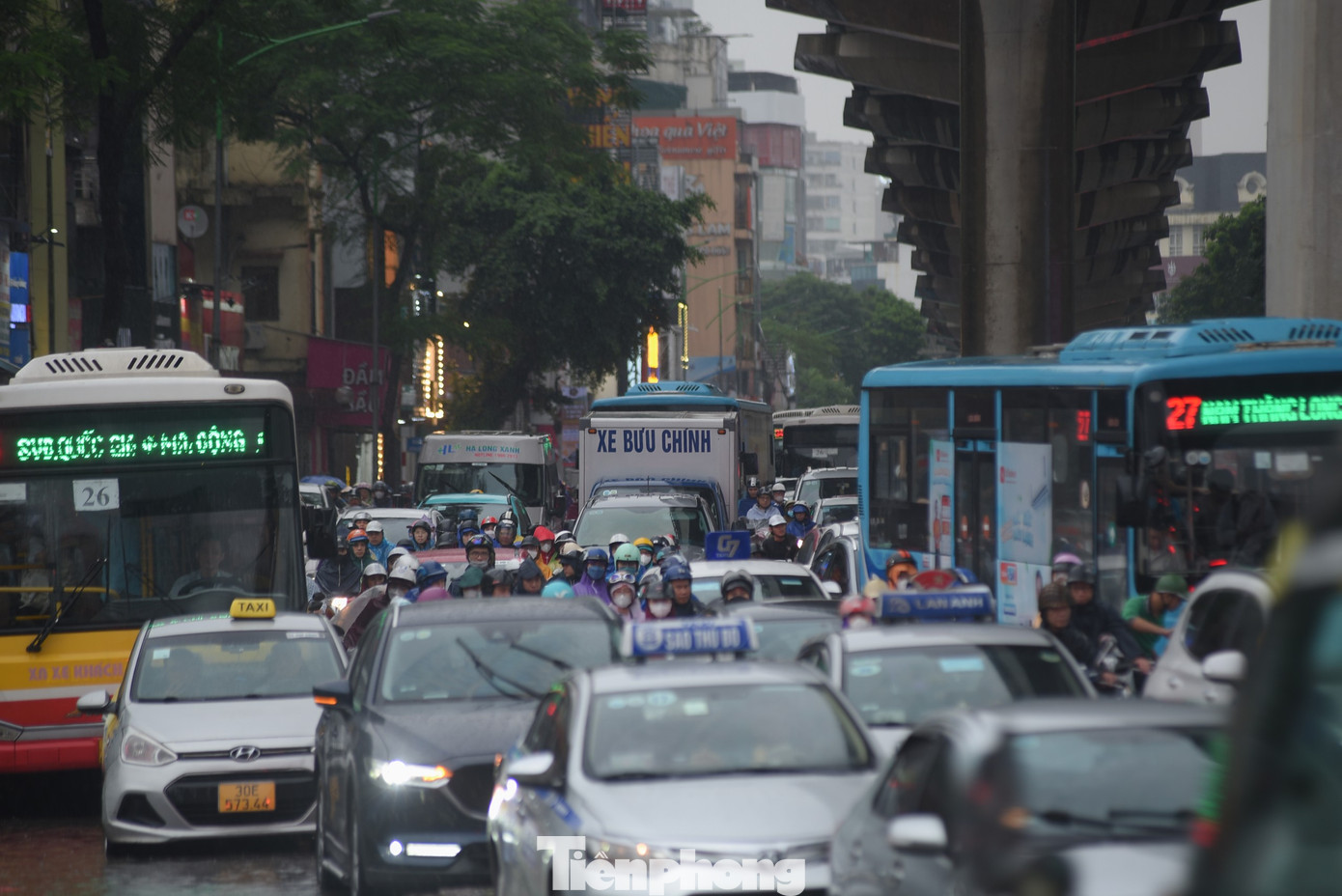 Ghi nhận tại đường Cầu Giấy lúc 18 giờ, từng dòng phương tiện ken đặc, chậm chạp di chuyển.