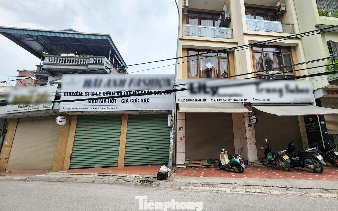 Từ trong chợ ra ngoài đường, từ bãi xe đến các dịch vụ vận chuyển, đóng gói hàng hóa tại đây gần như ngừng hoạt động. Từ trong chợ ra ngoài đường, từ bãi xe đến các dịch vụ vận chuyển, đóng gói hàng hóa tại đây gần như ngừng hoạt động.