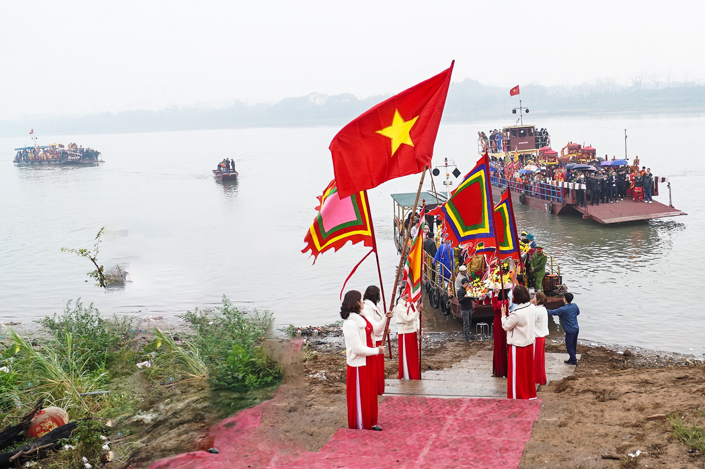 Sau khi lấy đủ nước, các thuyền quay đầu đình vào để lễ bái thành hoàng và các vị thần linh