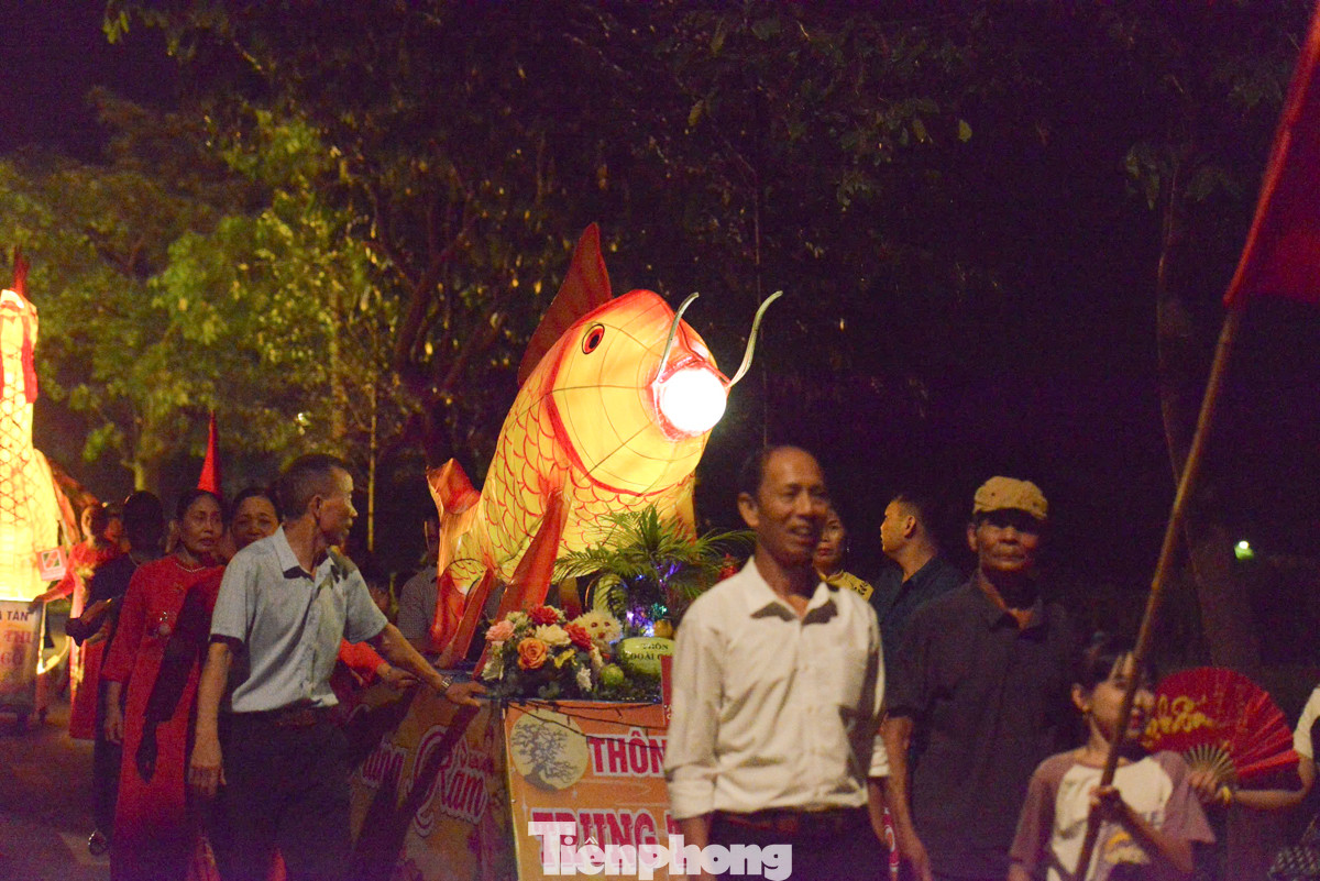 Mô hình đèn lồng cá chép của đội thi thôn Đoài Giáp theo sự tích cá chép hóa rồng.
