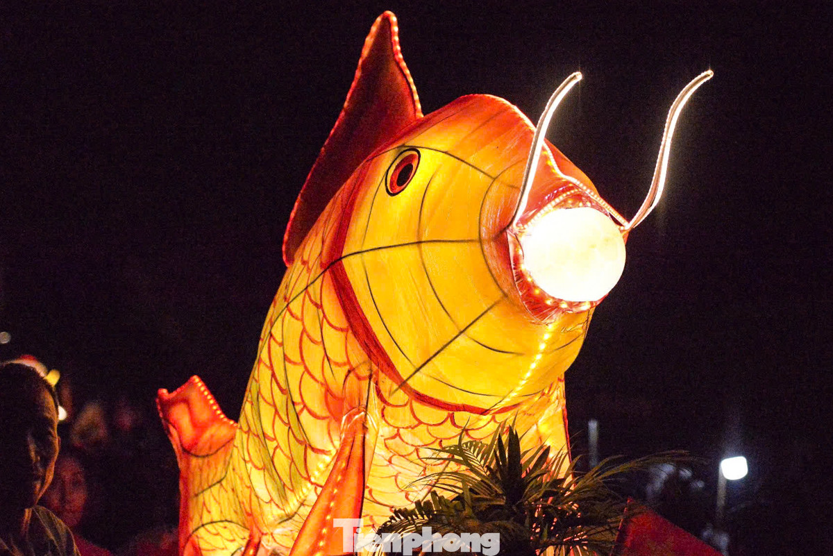 Mô hình đèn lồng cá chép của đội thi thôn Đoài Giáp theo sự tích cá chép hóa rồng.